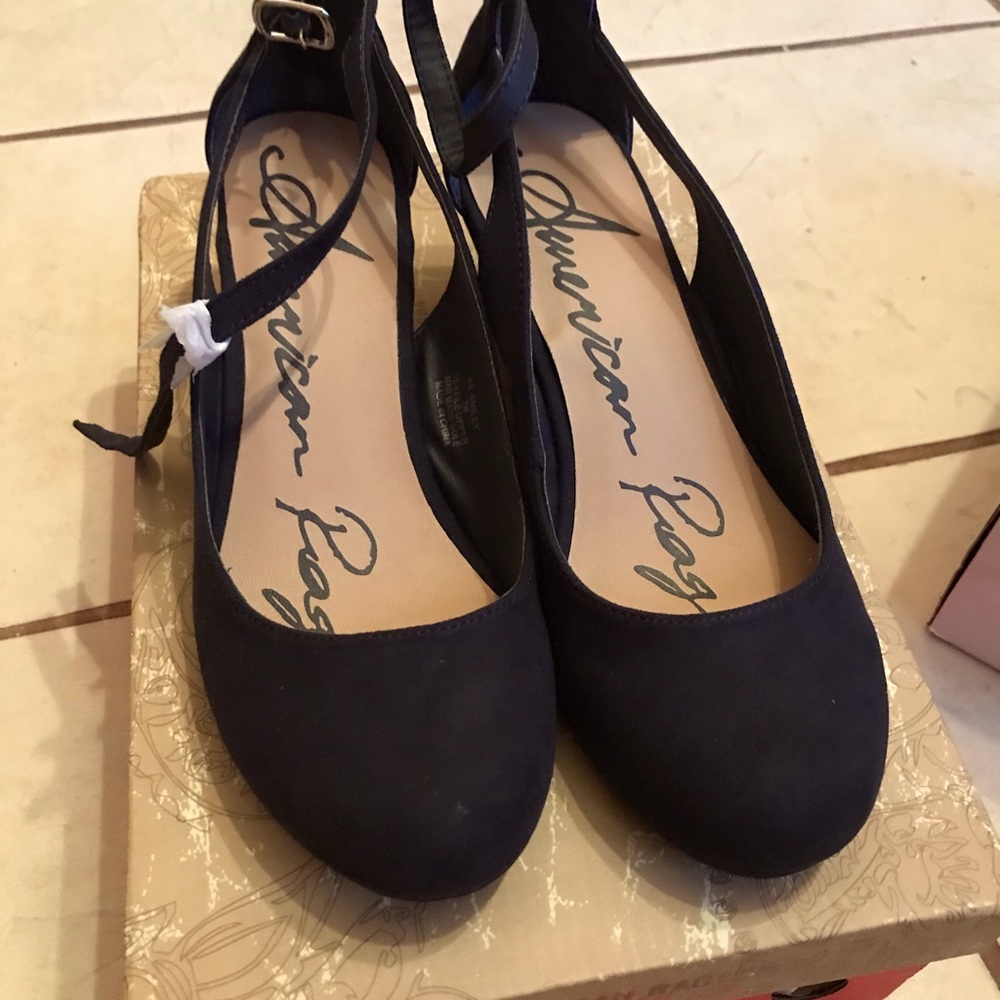 Size 7.5 American Rag new blue suede low heel